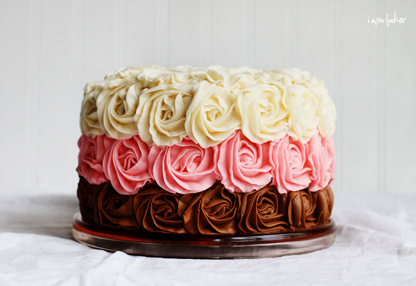 Торт, украшенный розами