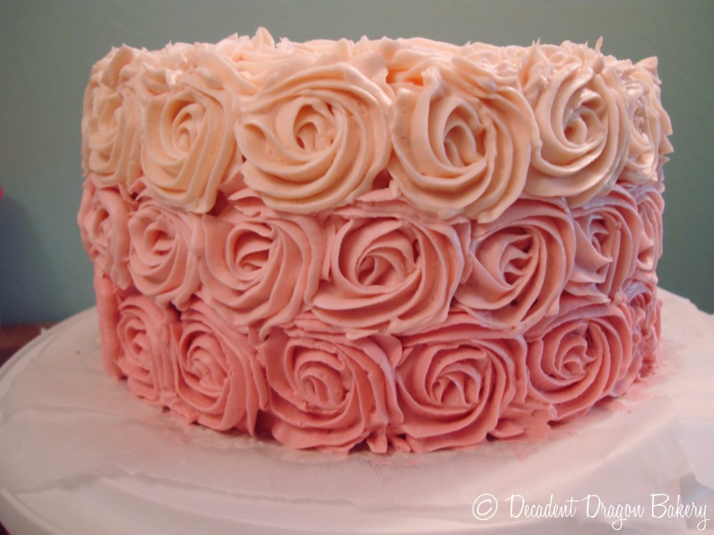 Торт, украшенный розами