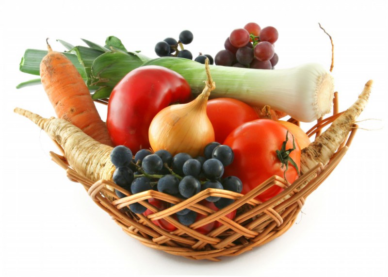 овощи и фрукты в корзине